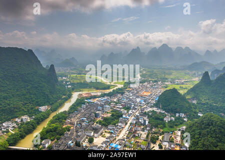 Carso paesaggio di montagna sul Fiume Li nelle zone rurali a Guilin, Guangxi, Cina. Foto Stock