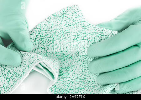 Le mani con guanti per la casa e il panno in microfibra Foto Stock