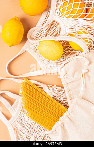 Sacchetti di cotone per free shopping in plastica. Rifiuti Zero concetto. Foto Stock