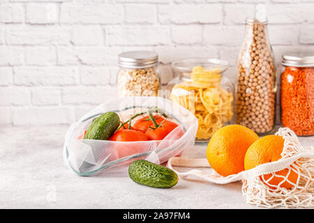 Prodotti in sacchi di materia tessile, vetreria. Eco Friendly shopping e la conservazione degli alimenti, rifiuti zero concetto. Foto Stock