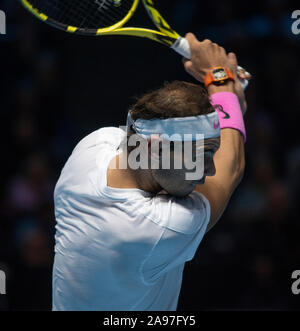 O2, Londra, Regno Unito. Il 13 novembre 2019. In un emozionante Nitto ATP Finals pomeriggio singles match, Rafael Nadal (ESP) (1) proviene da dietro per battere il russo Daniil Medvedev (RUS) (4), 6-7, 6-3, 7-6. Credito: Malcolm Park/Alamy Live News. Foto Stock