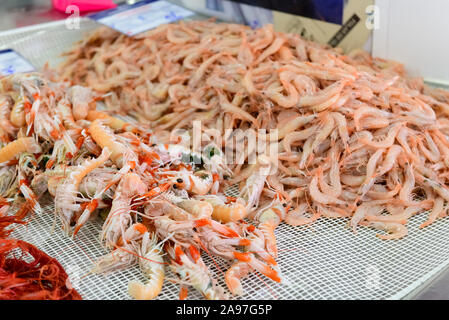 Gamberi freschi e frutti di mare in vendita nel mercato del pesce e della produzione Olhao. Olhao Algarve, Portogallo. Foto Stock