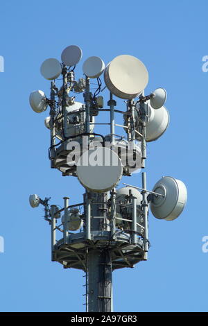 Torre per la trasmissione di segnali cellulari Foto Stock