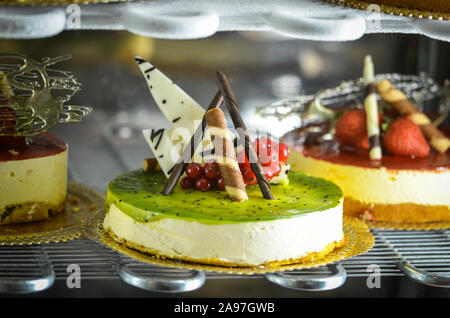 gustose mini torte con ingredienti freschi e frutta Foto Stock
