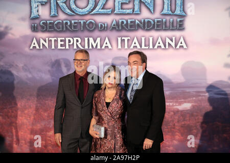 Roma, Italia - 12 Novembre 2019: Peter Del Vecho (a destra), Jennifer Lee (centro) e Chris Buck, partecipare al red carpet anteprima del film "congelate 2 - Il segreto di Arendelle', presso lo Spazio Cinema Moderno. Foto Stock