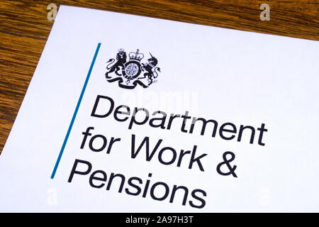 London, Regno Unito - 12 Marzo 2019: il logo del Ministero del Lavoro e delle pensioni, raffigurato su un pezzo di carta o di foglio illustrativo. Il Dipartimento per il lavoro e il P Foto Stock