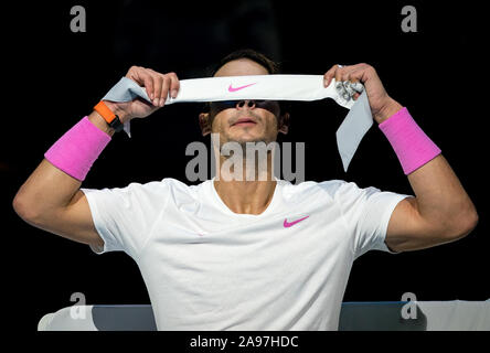 Londra, Regno Unito. Xiii Nov, 2019. Rafa "" Rafael Nadal (Spagna) cambia la sua fascia dopo la seconda serie durante il giorno 4 dell'Nitto ATP Finals Londra Tennis 2019 all'O2, Londra, Inghilterra il 13 novembre 2019. Foto di Andy Rowland. Credito: prime immagini multimediali/Alamy Live News Foto Stock