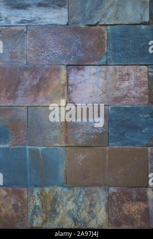Frammento della parete da blocchi di pietra di diversi colori Foto Stock
