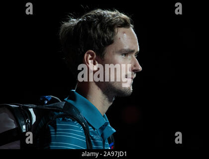 O2, Londra, Regno Unito. Il 13 novembre 2019. In un emozionante Nitto ATP Finals pomeriggio singles match, Rafael Nadal (ESP) (1) proviene da dietro per battere il russo Daniil Medvedev (RUS) (4), 6-7, 6-3, 7-6. Immagine: Medvedev entrando Centre Court. Credito: Malcolm Park/Alamy Live News. Foto Stock