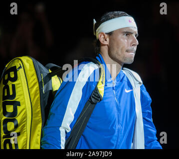 O2, Londra, Regno Unito. Il 13 novembre 2019. In un emozionante Nitto ATP Finals pomeriggio singles match, Rafael Nadal (ESP) (1) proviene da dietro per battere il russo Daniil Medvedev (RUS) (4), 6-7, 6-3, 7-6. Immagine: nadal entrando Centre Court. Credito: Malcolm Park/Alamy Live News. Foto Stock