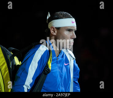 O2, Londra, Regno Unito. Il 13 novembre 2019. In un emozionante Nitto ATP Finals pomeriggio singles match, Rafael Nadal (ESP) (1) proviene da dietro per battere il russo Daniil Medvedev (RUS) (4), 6-7, 6-3, 7-6. Immagine: nadal entrando Centre Court. Credito: Malcolm Park/Alamy Live News. Foto Stock