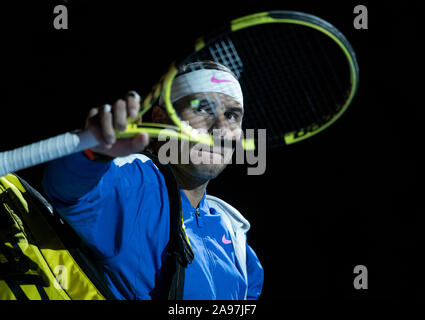 O2, Londra, Regno Unito. Il 13 novembre 2019. In un emozionante Nitto ATP Finals pomeriggio singles match, Rafael Nadal (ESP) (1) proviene da dietro per battere il russo Daniil Medvedev (RUS) (4), 6-7, 6-3, 7-6. Immagine: nadal entrando Centre Court. Credito: Malcolm Park/Alamy Live News. Foto Stock