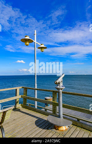 Telescopio con moneta e lanterna sul molo di Bansin sull isola di Usedom in Germania. Il mare e il cielo è blu scuro e irradiare al sole. Foto Stock