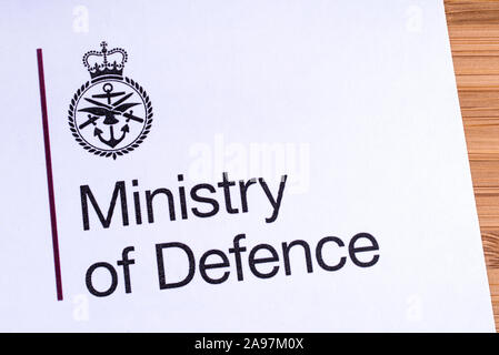 London, Regno Unito - 12 Marzo 2019: il Logo del Ministero della Difesa del Regno Unito, raffigurato su un pezzo di carta o di foglio illustrativo. Foto Stock