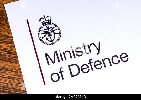 London, Regno Unito - 12 Marzo 2019: il Logo del Ministero della Difesa del Regno Unito, raffigurato su un pezzo di carta o di foglio illustrativo. Foto Stock