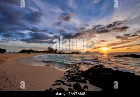 La vista appena prima del tramonto sulla spiaggia Makalawena sulla Big Island. Foto Stock