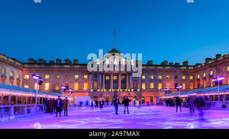 La Somerset House, Londra, Regno Unito, 13 novembre 2019. Gli ospiti godono di pattinaggio sul ghiaccio incontaminate in ben illuminata di frazioni di Somerset House, come l'annuale 'SKATE' Ice Rink apre al pubblico. L'area esterna dispone anche di un bar e area di visualizzazione. Somerset House Ice Rink sarà aperta 13 Nov 2019 - XII Jan 2020 Credit: Imageplotter/Alamy Live News Foto Stock