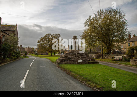 Il mercato antico croce, risalente al 1674, a Carperby, Leyburn, Richmondshire quartiere di North Yorkshire, Inghilterra, Regno Unito Foto Stock