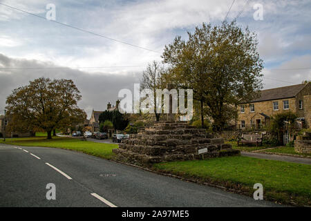 Il mercato antico croce, risalente al 1674, a Carperby, Leyburn, Richmondshire quartiere di North Yorkshire, Inghilterra, Regno Unito Foto Stock