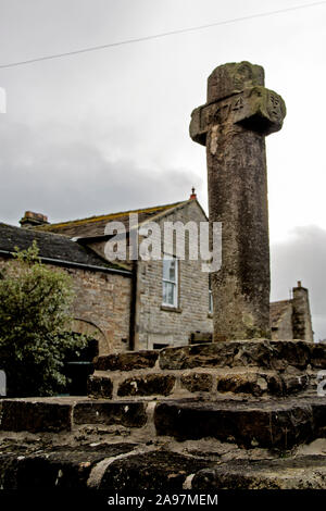 Il mercato antico croce, risalente al 1674, a Carperby, Leyburn, Richmondshire quartiere di North Yorkshire, Inghilterra, Regno Unito Foto Stock