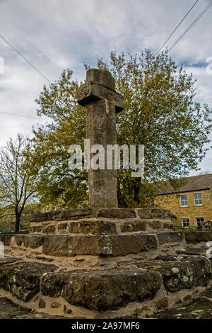Il mercato antico croce, risalente al 1674, a Carperby, Leyburn, Richmondshire quartiere di North Yorkshire, Inghilterra, Regno Unito Foto Stock