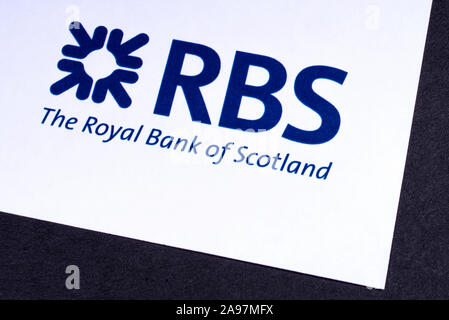 London, Regno Unito - 12 Marzo 2019: Il logo per la Royal Bank of Scotland, raffigurato nell'angolo di un opuscolo informativo. Foto Stock