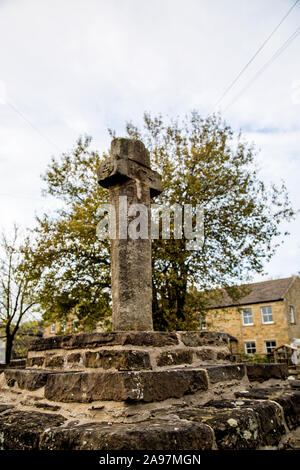 Il mercato antico croce, risalente al 1674, a Carperby, Leyburn, Richmondshire quartiere di North Yorkshire, Inghilterra, Regno Unito Foto Stock