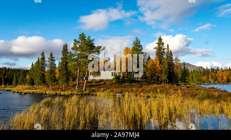 Bella e soleggiata immagine di un artico STF capanna in Kungsleden, Lapponia, Svezia Foto Stock