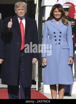 Washington, Stati Uniti. Xiii Nov, 2019. Presidente Donald Trump (L) dà un pollice fino alla pressa come lui e la First Lady Melania Trump benvenuto il Presidente turco Recep Tayyip Erdogan e sua moglie Emine Erdogan, alla Casa Bianca, Mercoledì, Novembre 13, 2019, Washington, DC. I leader sono attesi per discutere di questioni di sicurezza, commercio, la NATO e la Turchia di incursione in Siria. Foto di Mike Theiler/UPI Credito: UPI/Alamy Live News Foto Stock