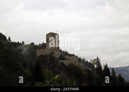 Zilkale è un castello medievale situato nella valle Fırtına in çamlıhemşin rize turchia Foto Stock