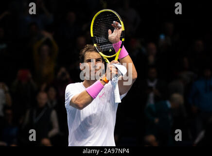 Londra, Regno Unito. Xiii Nov, 2019. Rafael Nadal di Spagna gioca contro il russo Daniil Medvedev della Russia il giorno 4 della Nitto ATP World Tour Finals presso l'Arena O2 il 13 novembre 2019 a Londra, Inghilterra Credit: Indipendente Agenzia fotografica/Alamy Live News Foto Stock