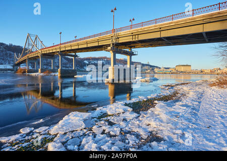 Park ponte attraverso il Dnieper. Kiyv, Ucraina Foto Stock