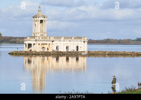 Sommerso chiesa riflessa nelle calme acque del serbatoio inglese a Rutland, Inghilterra. Foto Stock