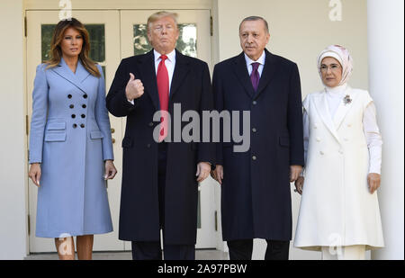 Washington, Stati Uniti. Xiii Nov, 2019. Presidente Donald Trump (2nd, L) gesti come egli si pone con la prima signora Melania Trump (L) e Presidente turco Recep Tayyip Erdogan e sua moglie Emine Erdogan, prima di andare in ufficio Ovale della Casa Bianca, Mercoledì, Novembre 13, 2019, Washington, DC. I leader sono attesi per discutere di questioni di sicurezza, commercio, la NATO e la Turchia di incursione in Siria. Foto di Mike Theiler/UPI Credito: UPI/Alamy Live News Foto Stock