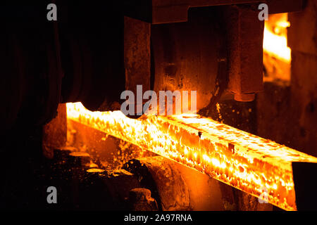 Bramma di acciaio laminato a caldo al mulino di striscia a Demra, Dacca in Bangladesh Foto Stock