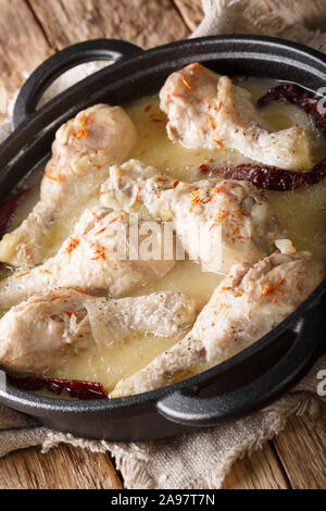 Pollo indiano Rezala con piccante salsa di yogurt close-up in una padella sulla tavola verticale. Foto Stock