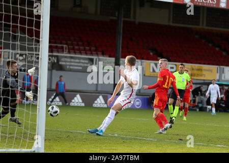 Newport, Regno Unito. Xiii Nov, 2019. Keenan Patten del Galles (10) punteggi le sue squadre obiettivo 3a. Galles U19's v Polonia U19's, UEFA EURO U19 partita di qualificazione al Rodney Parade di Newport South Wales Mercoledì 13 Novembre 2019. pic da Andrew Orchard/Alamy Live News Foto Stock