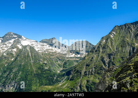 Una vista panoramica sulle Alpi di Schladming, ancora parzialmente coperto di neve. Molla lentamente di raggiungere le parti più alte delle montagne. Picchi aguzzi, piste di fondo Foto Stock