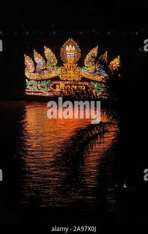 Un galleggiante illuminato proietta la sua riflessione sul Fiume Tonle Sap durante il cambogiano Festival dell'acqua, Phnom Penh Cambogia. © Kraig Lieb Foto Stock