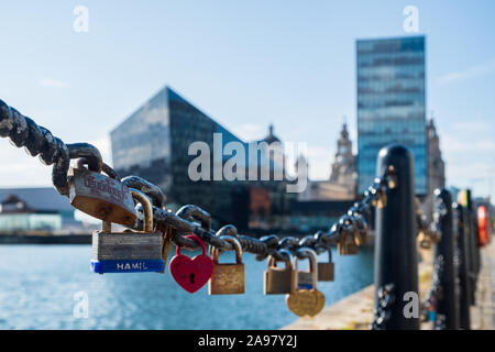 Liverpool, Regno Unito - 18 Luglio 2019: Amore lucchetti a Liverpool Docks, porto di Liverpool, fine su un pomeriggio di estate Foto Stock