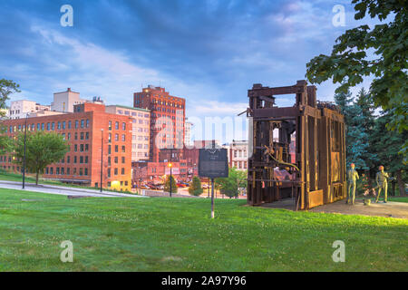 YOUNGSTOWN, Ohio - Agosto 7, 2019: Downtown Youngstown con il piccolo sciopero in acciaio del 1937 monumento commemorativo e al crepuscolo. Foto Stock