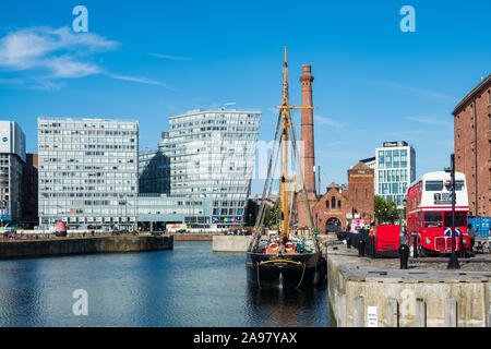Liverpool, Regno Unito - 18 Luglio 2019: vecchi capannoni industriali e uffici moderni edifici intorno le acque del Dock di inscatolamento in Liverpool Foto Stock
