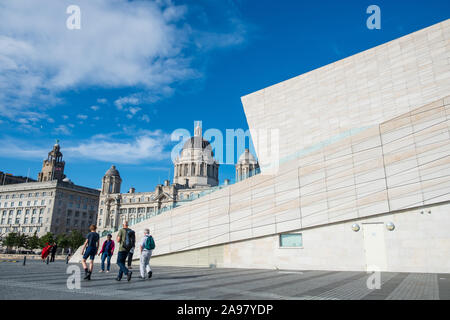Liverpool, Regno Unito - 18 Luglio 2019: persone passeggiare allegramente a Liverpool Waterfront su un bel giorno di estate Foto Stock