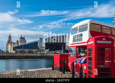 Liverpool, Regno Unito - 18 Luglio 2019: bellissima scena circa le acque dei bacini di inscatolamento di Liverpool è rinnovata docklands Foto Stock