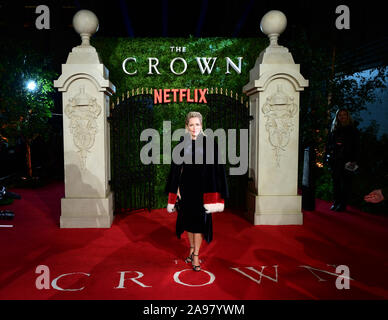 Gillian Anderson che arrivano per la corona di stagione tre Premiere detenute presso il Curzon Mayfair, Londra. Foto Stock