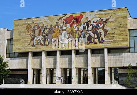 La facciata della Nazionale Museo storico sulla Piazza Skanderbeg a Tirana, Albania Foto Stock