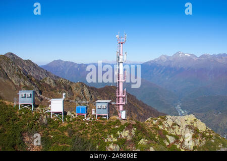 La torre delle comunicazioni con cabine per la manutenzione e la stazione mobile cell, sulle pendici dei monti Foto Stock