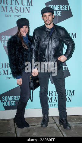 Londra, Inghilterra - NOV 12: Jemina Webb e Sam Webb assistere all'apertura delle parti di struttura di pattino a Somerset House nel novembre del 12,2019 a Londra in Inghilterra Foto Stock