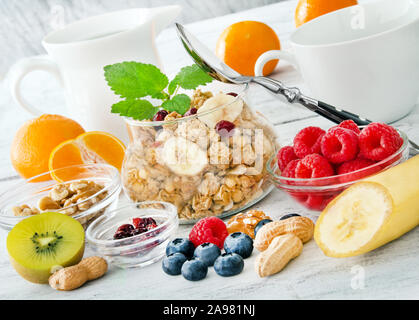 Colazione muesli croccanti cereali e frutta fresca Foto Stock