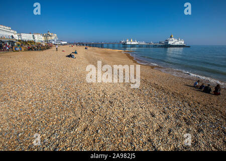 East Sussex, Regno Unito - 23 Febbraio 2019: una vista della storica Eastbourne Pier a Eastbourne, East Sussex, Regno Unito. Foto Stock